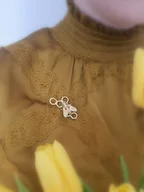 Broszki - Pszczoła złota na plastrze miodu - broszka srebrna - miniaturka - grafika 1