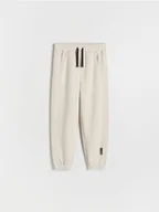 Spodnie i spodenki dla chłopców - Reserved - Bawełniane joggery z ciepłej dzianiny - beżowy - miniaturka - grafika 1