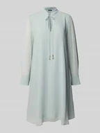 Sukienki - Sukienka o długości do kolan ze stójką model ‘Delilah’ - miniaturka - grafika 1