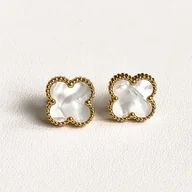 Kolczyki - Kolczyki białe perłowe koniczynki ze stali chirurgicznej - miniaturka - grafika 1