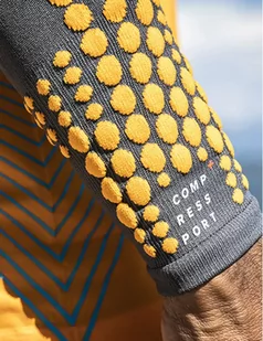 COMPRESSPORT Rękawki kompresyjne ARMFORCE ULTRALIGHT magent/ autumn glory - Ściągacze i opaski sportowe - miniaturka - grafika 4