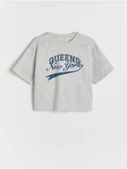 Koszulki dla dziewczynek - Reserved - T-shirt z kryształkami i nadrukiem - jasnoszary - miniaturka - grafika 1