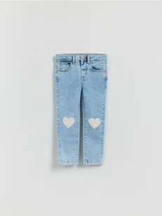 Reserved - Jeansy slim fit z nadrukiem - niebieski - Spodnie i spodenki dla dziewczynek - miniaturka - grafika 1