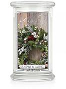 Świece - Świeca zapachowa Kringle Candle Juniper & Laurel, duży, klasyczny słoik, 623g z 2 knotami - miniaturka - grafika 1