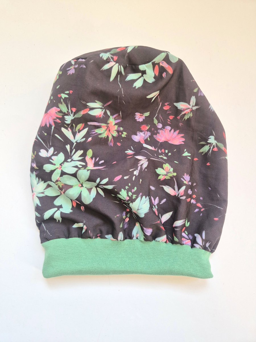 Czapka czarna zielony ściągacz w kwiaty