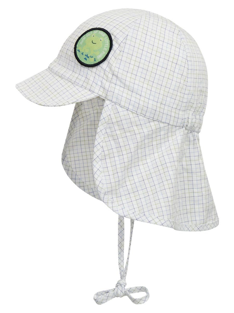 Chłopięca czapka sznurowana z daszkiem i ochroną na kark biała Döll