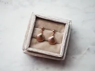 Kolczyki - Kolczyki muszelki różowe złoto - miniaturka - grafika 1