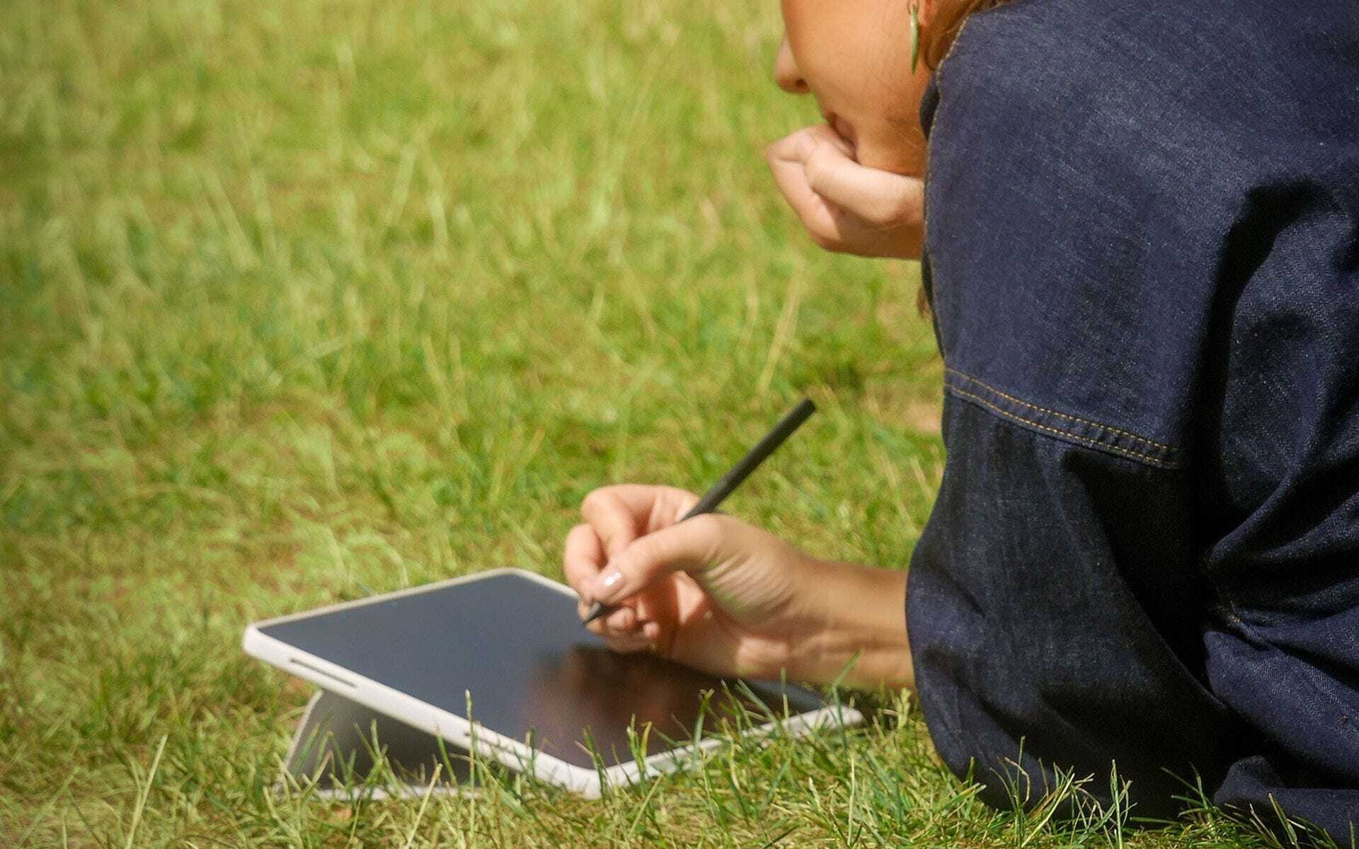 Etui na tablet Wacom MovinkPad 11 Case with Stand - składane etui do tabletu z miejscem na piórko ACK45533Z