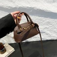 Torebki damskie - Mała skórzana torebka z ozdobnym paskiem - Brązowy - miniaturka - grafika 1