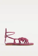 Sandały damskie - Stradivarius Płaskie sandały z kwiatem Ciemnoczerwony 35 - miniaturka - grafika 1