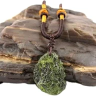 Wisiorki - TEMU Naszyjnik z kryształu Moldavite, srebrny wisiorek z kamienia meteoroidy Moldavite, nieregularny kształt - miniaturka - grafika 1