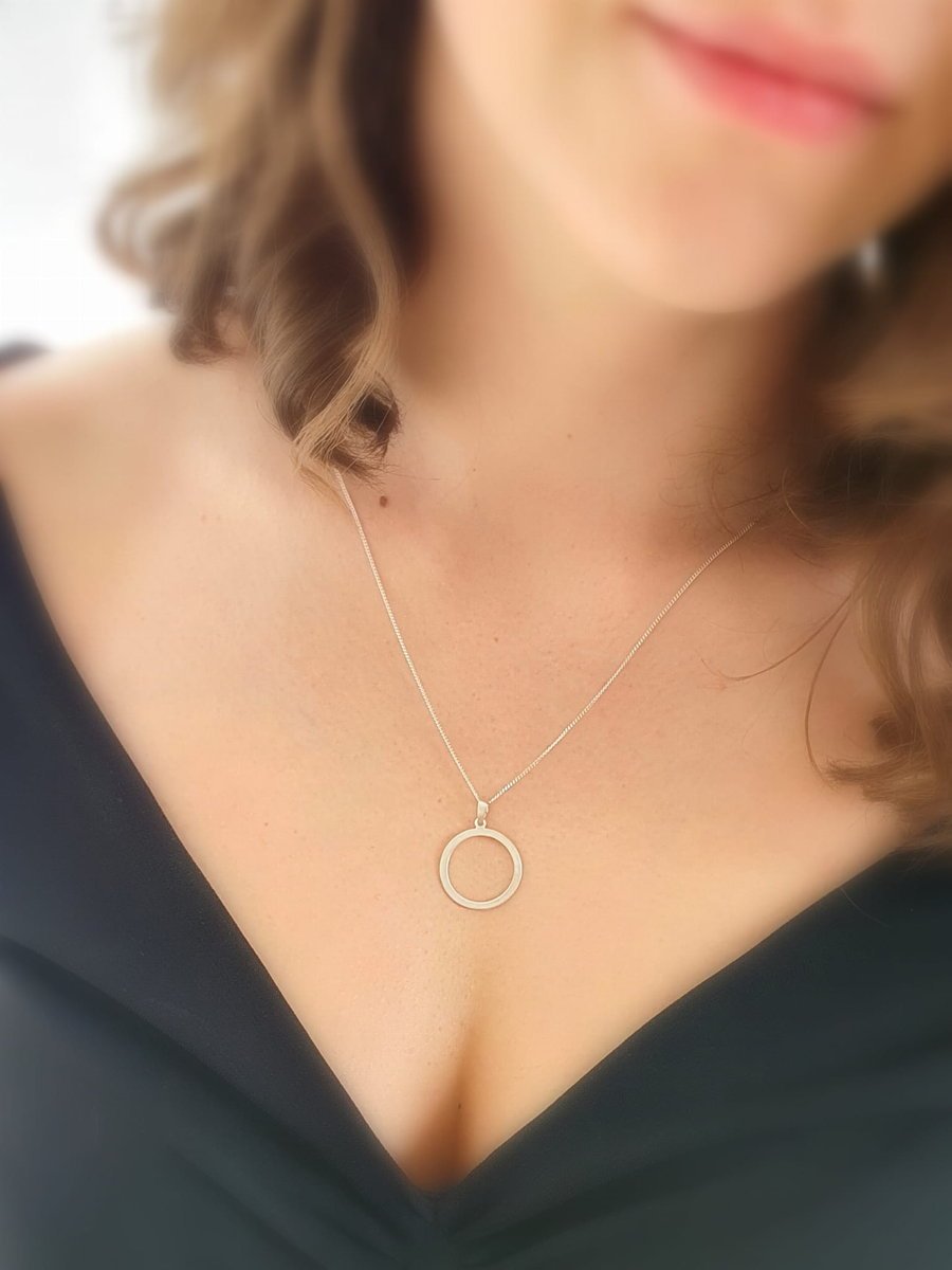 Koło średnie białe - zawieszka srebrna