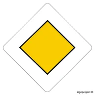 Systemy ekspozycyjne i znaki informacyjne - SA055 DROGA Z PIERWSZEŃSTWEM PRZEJAZDU, PO - PŁYTA PCV 1MM OSBLASKOWA; (600X600MM) - miniaturka - grafika 1