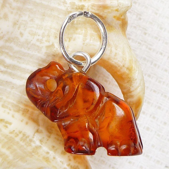 Bursztynowy słoń, srebro, wisiorek, hand carving 688-34
