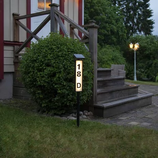 Solarny słupek ogrodowy LED Pathy z numerem domu - Lampy ogrodowe - miniaturka - grafika 1