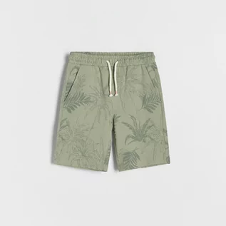 Spodnie i spodenki dla chłopców - Reserved - Bawełniane szorty z nadrukiem - Zielony - grafika 1