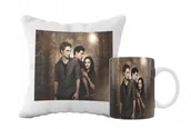 Gadżety dla niej i dla niego - ZESTAW PODUSZKA + KUBEK Prezent SAGA ZMIERZCH Wampiry Serial + IMIĘ 27 - miniaturka - grafika 1
