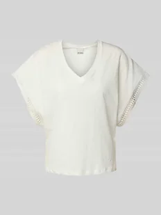 T-shirt z dekoltem w serek model ‘HOLYA’ - Koszulki i topy damskie - miniaturka - grafika 1