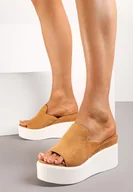 Klapki i japonki damskie - Brązowe Klapki na Koturnie i Platformie z Ekozamszowym Paskiem z Wycięciami Volepia - miniaturka - grafika 1