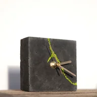 Zegary - Kwadratowy betonowy zegar stołowy z chrobotkiem reniferowym- ciemny - miniaturka - grafika 1