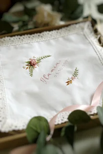 Szatka na Chrzest Święty z imieniem dziecka - haft ręczny kwiatowy wzór - Pamiątka Chrztu Świętego - miniaturka - grafika 1