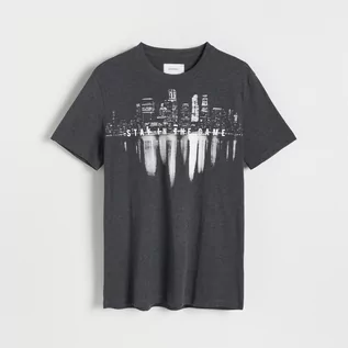 Koszulki męskie - Reserved T-shirt regular z nadrukiem - Szary - grafika 1