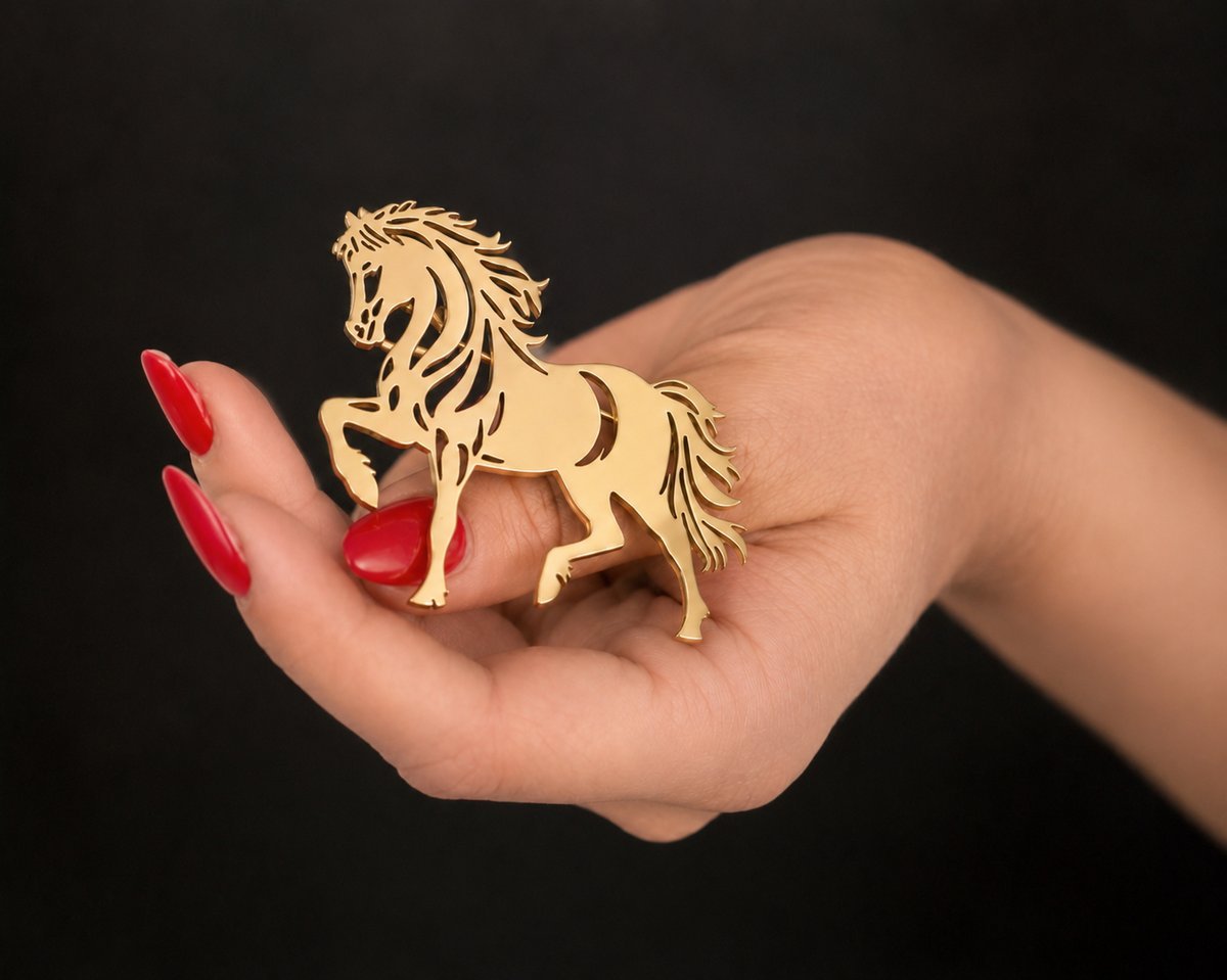 Złota Broszka Jeździecka z Koniem Golden Majesty