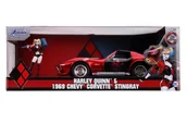 Kolekcjonerskie modele pojazdów - Jada, Pojazd Chevroleta 1969 Chevy Corvette Stingray z figurką Harley Quinn, 1:24 - miniaturka - grafika 1