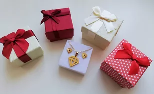 NASZYJNIK + KOLCZYKI + PUDEŁKO DIAMENT ZŁOTA STAL - Zestawy biżuterii dla kobiet - miniaturka - grafika 1