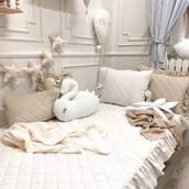 Koce i narzuty dla dzieci - PIKOWANA NARZUTA 140x200cm KOŚĆ SŁONIOWA Z FALBANĄ - miniaturka - grafika 1