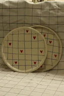 Talerze - Duży talerz w kratkę i serca. Ceramika ręcznie robiona - miniaturka - grafika 1