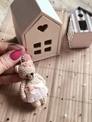 Maskotki i pluszaki - Breloczek Miś Agatka i drewniany domek - miniaturka - grafika 1