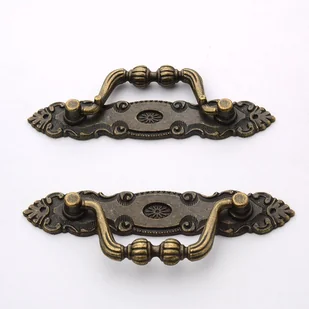 Komplet 2 klasycznych uchwytów meblowych z brązu, wykonanych ze stopu cynku. - Zawiasy, okucia i inne akcesoria Komplet 2 klasycznych uchwytów meblowych z brązu, wykonanych ze stopu cynku. - Zawiasy, okucia i inne akcesoria - miniaturka - grafika 1