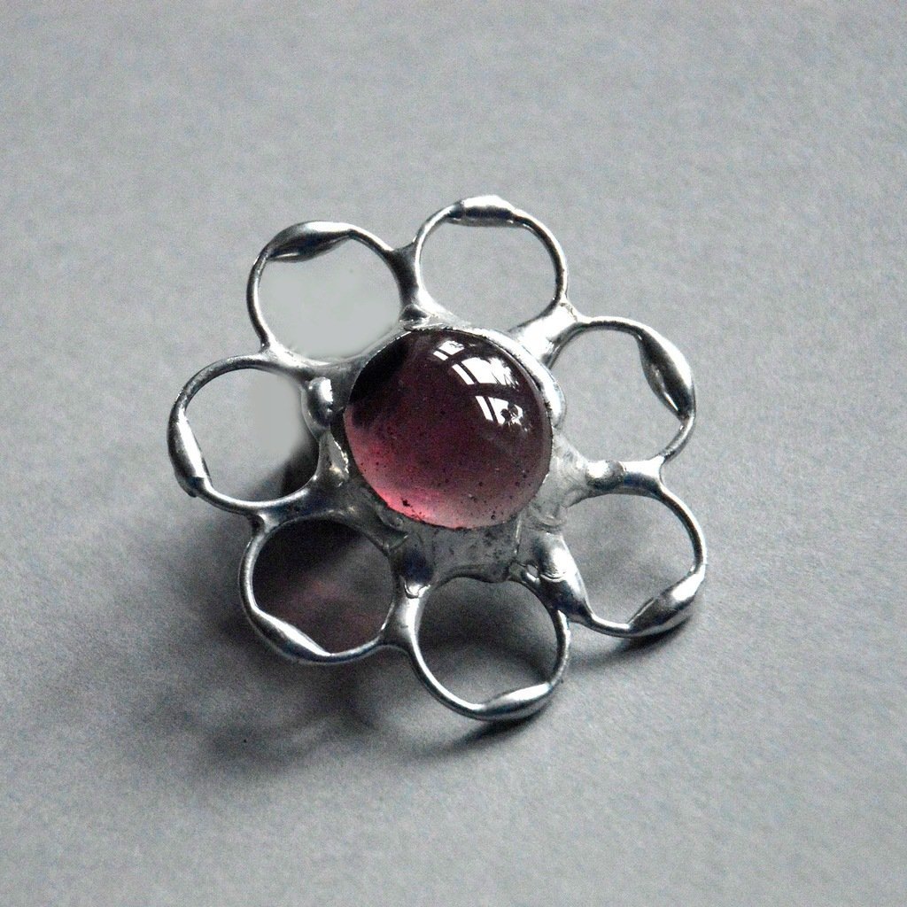 Fioletowy kwiatek - okrągła witrażowa broszka