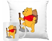 Gadżety dla niej i dla niego - ZESTAW PODUSZKA + KUBEK Kubuś Puchatek Podróżnik Pomysł Na Prezent +IMIĘ - miniaturka - grafika 1