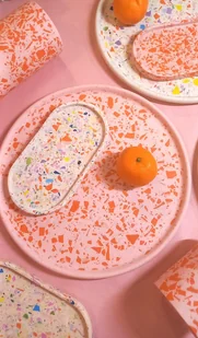 Różowa taca dekoracyjna, pomarańczowe lastryko, okrągła taca, podstawka - Deski do krojenia Różowa taca dekoracyjna, pomarańczowe lastryko, okrągła taca, podstawka - Deski do krojenia - miniaturka - grafika 1