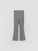 Spodnie i spodenki dla dziewczynek - Reserved - Prążkowane spodnie z kokardkami - ciemnoszary - miniaturka - grafika 1