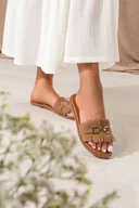 Klapki i japonki damskie - Camelowe klapki damskie płaskie ze złotą sprzączką Carla 5263 - miniaturka - grafika 1