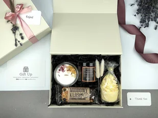 Belle - BOX prezentowy z pachnącą świecą sojową, muffinką do kąpieli i słodkościami /Gift Up/ - Zestawy upominkowe - miniaturka - grafika 1