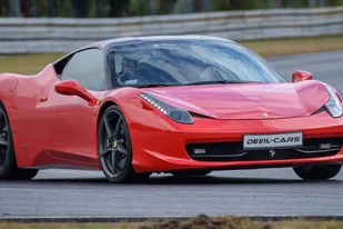Pojedynek Ferrari - Czasopisma - miniaturka - grafika 1