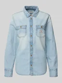 Bluzki damskie - Bluzka jeansowa o kroju regular fit z kieszeniami na piersi i detalem z logo - miniaturka - grafika 1