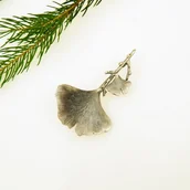 Broszki - Broszka srebrna oksydowana - Miłorząb IV - miniaturka - grafika 1