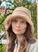 Czapki damskie - Bawełniany letni kapelusz w beżowo kremowe paski - miniaturka - grafika 1
