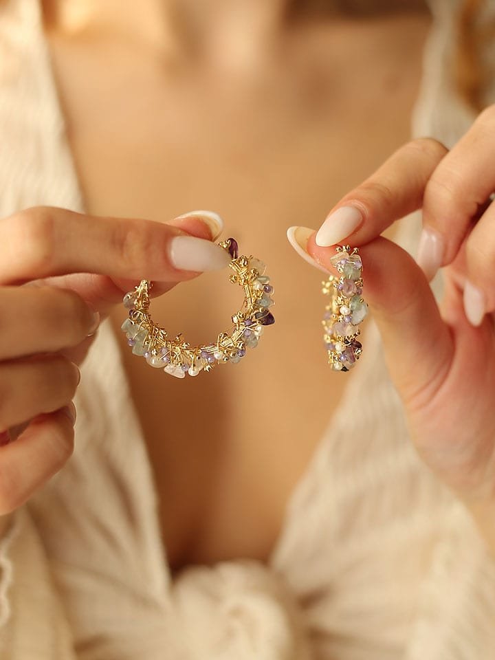 Pierres delicates Pozłacane kolczyki-półkreole z perłami i ametystami