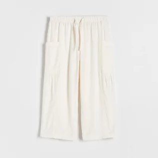 Spodnie i spodenki dla dziewczynek - Reserved - Lniane spodnie z kieszeniami - Kremowy - grafika 1