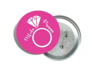 Gadżety dla niej i dla niego - Przypinka różowa z białym napisem Panna Młoda i pierścionkiem - miniaturka - grafika 1