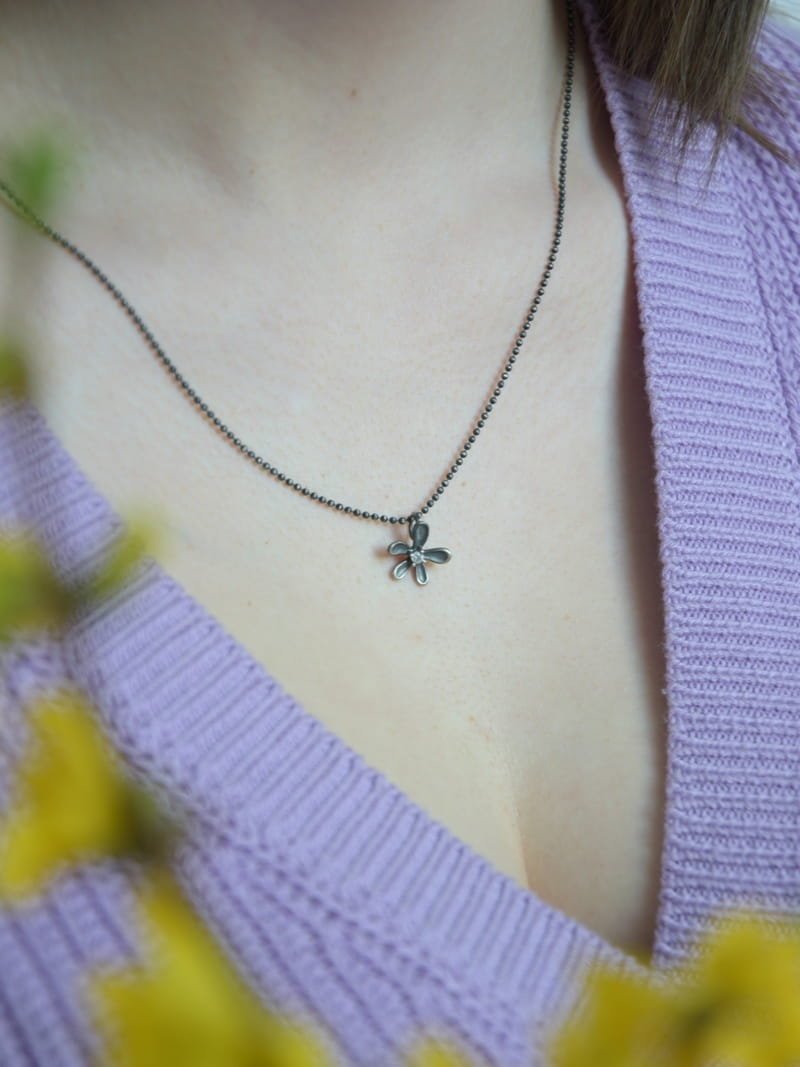 Zawieszka z kwiatuszkiem szarym - Subtell