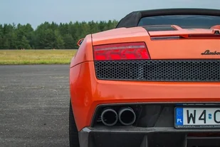 Jazda Lamborghini Gallardo ulicami miasta - Czasopisma - miniaturka - grafika 1