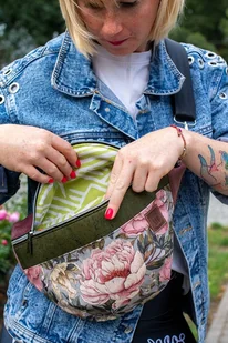Pastelowa różowa nerka damska w kwiaty KWIATOWA SIELANKA - Nerki - miniaturka - grafika 1