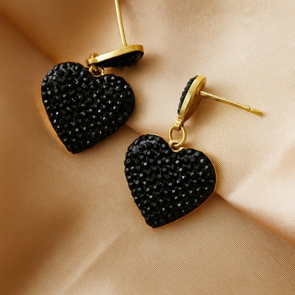Kolczyki Amara w kształcie serca, ze złotej stali chirurgicznej [Kolor: czarne cyrkonie]